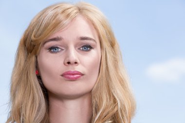 harika mavi gözleri olan kadın