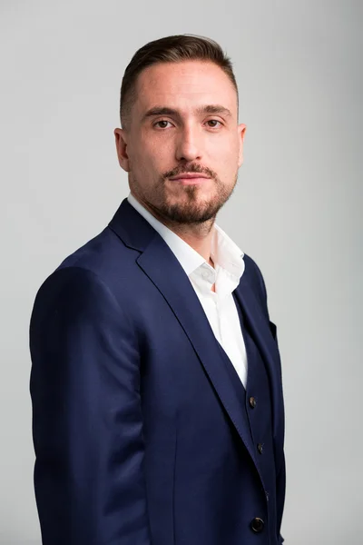 Retrato de Homem com Terno de Cabelo Facial — Fotografia de Stock