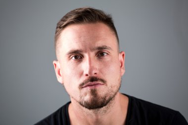 Sakal Studio ile ciddi adam portresi