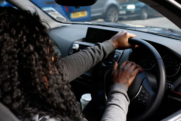 Onun korna Afrikalı kadın sürücü