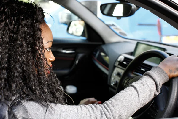 Young African female driver — Stock Photo, Image