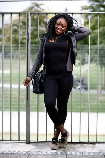 Atractiva mujer negra de la Edad Media en Gray Gate — Foto de Stock