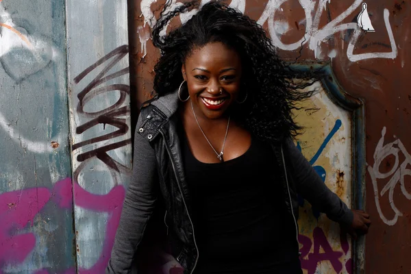 Mutlu siyah kadın poz duvar kadar kapatın — Stok fotoğraf