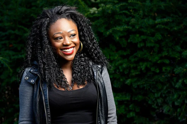 Happy Pretty Young Black Woman Outdoor — Stock Photo, Image