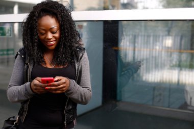 Genç Afrikalı kadın onun cep telefonuna sms gönderme