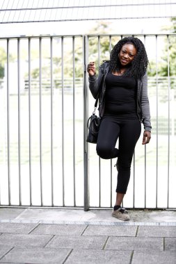 Parmaklıklar önünde poz trendy Afrika kadın