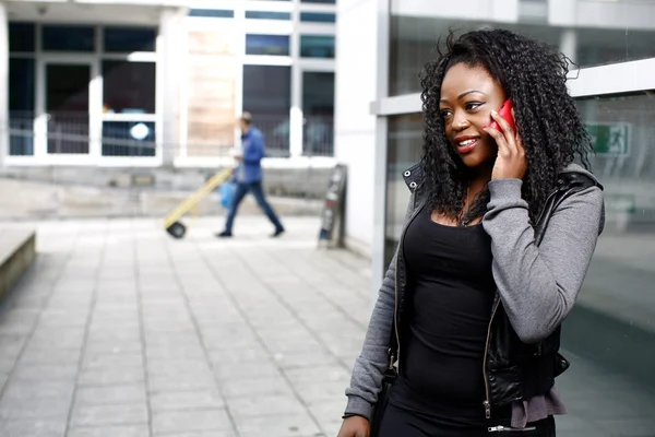 非洲女孩子，她的手机在街上说话 — 图库照片