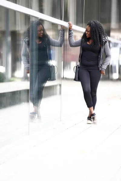 Trendige junge Afrikanerin bewundert ihr Spiegelbild — Stockfoto