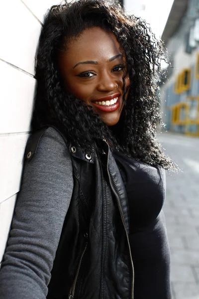 Close Up Pretty Smiling Black Woman on Wall — Stock Photo, Image