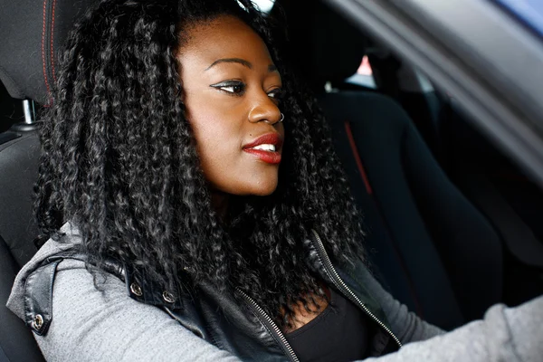 Güzel genç kadın arabanın içinden siyah