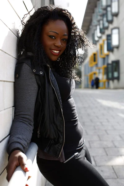 Attractive Young Woman Leaning on Wall — Stock Photo, Image