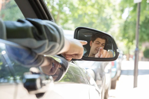 Weerspiegeling van Man wijzen in Side View auto spiegel — Stockfoto