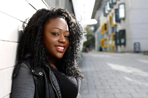 Gros plan Jolie jeune femme aux cheveux bouclés — Photo