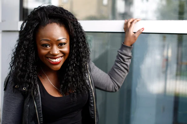 Happy Young cheveux bouclés femme noire — Photo