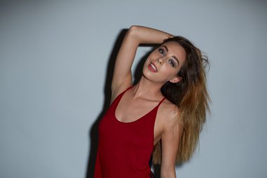 uzun sarı saçlı çekici genç kadın