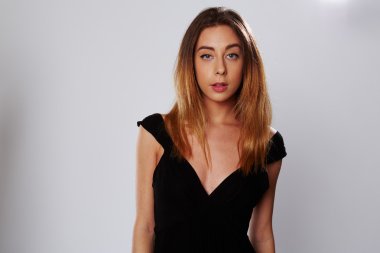 Şık elbiseli çekici genç kadın