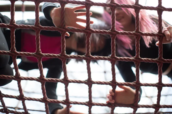 Dos adolescentes jugando en el gimnasio de la selva Imágenes de stock libres de derechos