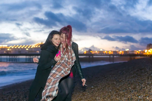 Joven pareja lesbiana disfrutando de una noche fuera — Foto de Stock