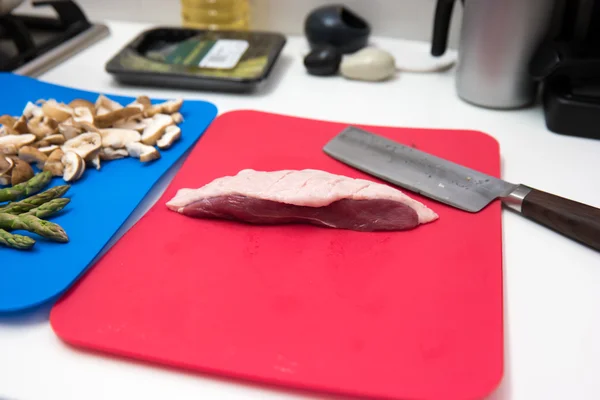 Portion rohes Fleisch mit Gemüse Stockfoto