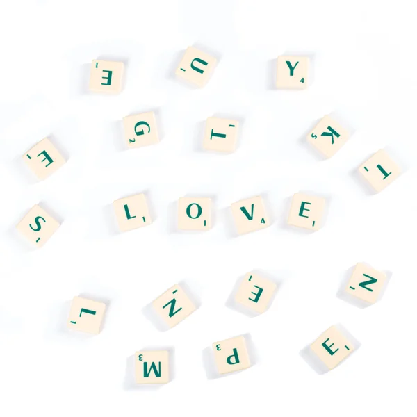 Scrabble Letter Tiles For Love Concept su bianco Foto Stock