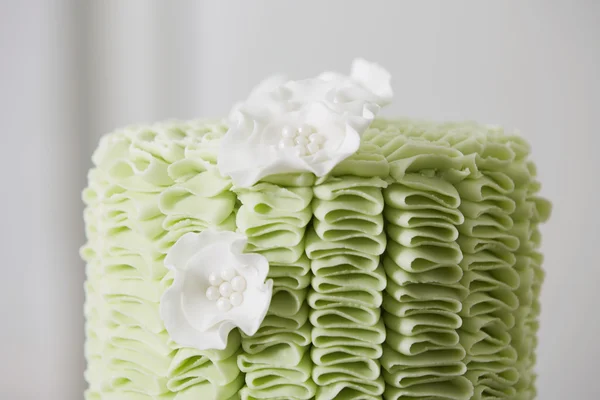 Gâteau aux volants fondants et fleurs de sucre — Photo