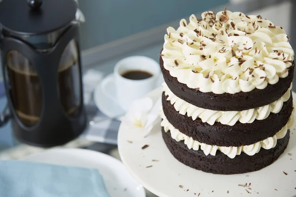 Çikolata Layer Cake ile taze kahve servis