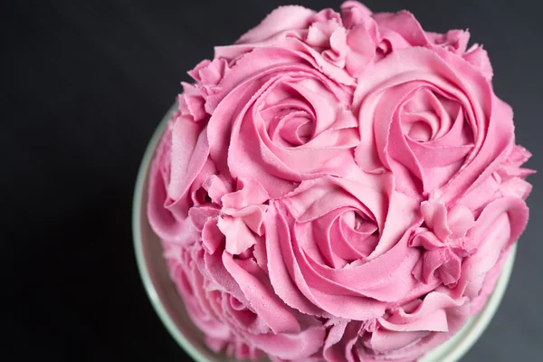 Cake decorated with pink roses — Stock Photo, Image