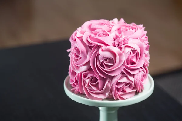 Gâteau gourmand décoré de roses roses — Photo