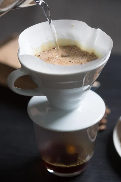 Preparación del café en un filtro manual Imágenes de stock libres de derechos