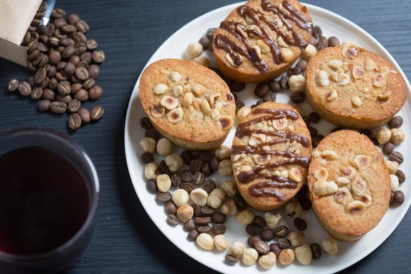 Torte di nocciole e caffè appena confezionate Foto Stock