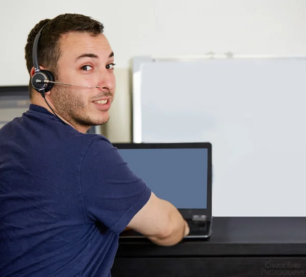 Man met Laptop kijken Camera uit zijn rug — Stockfoto