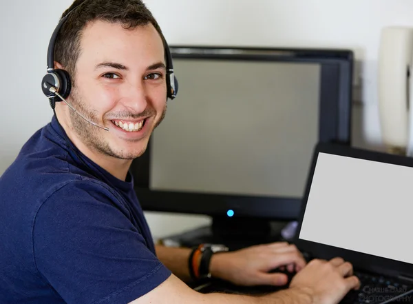 Jovem Call Center Agente Guy sorrindo para a câmera — Fotografia de Stock