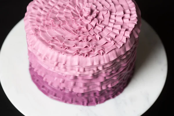 Rosa tårta i en tallrik — Stockfoto