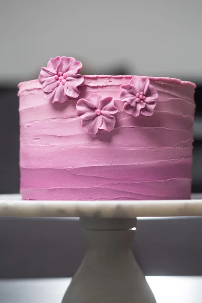 Kuchen auf einem Stand — Stockfoto