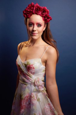 Üç çeyrek uzunluğu sakin 20s kadın