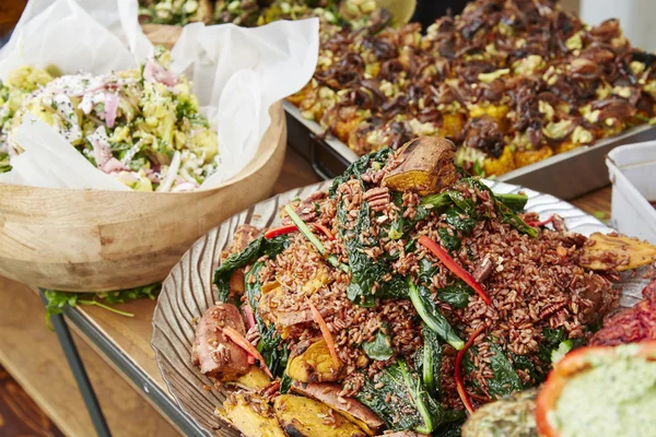 Un plano más amplio de una mesa de comida —  Fotos de Stock