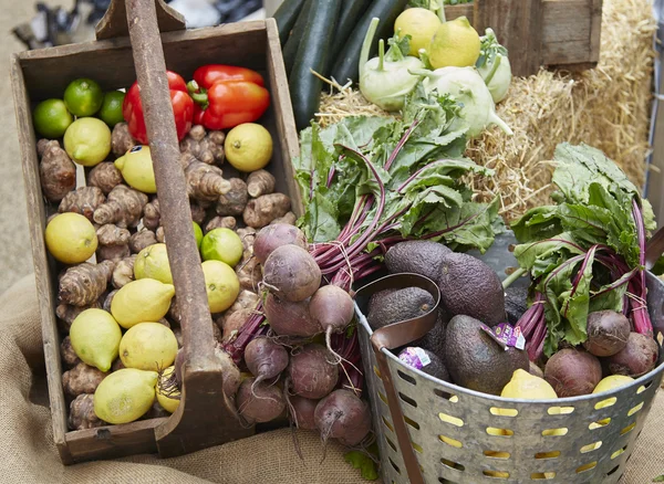 Amplio tiro de frutas y verduras en una canasta Imagen De Stock