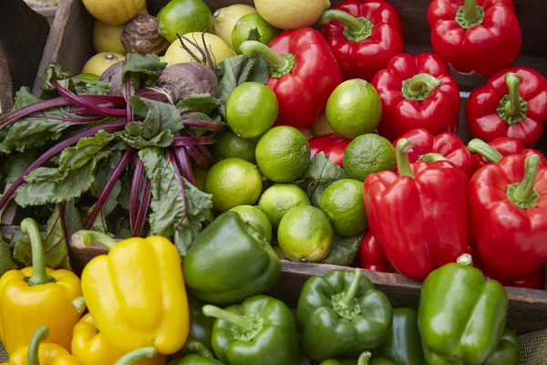 Meyve ve sebzeleri kapatın.