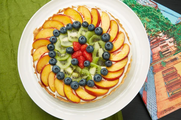 Beyaz yuvarlak tabakta lezzetli meyve pasta — Stok fotoğraf