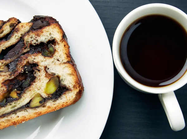 Fetta di torta di pane e una tazza di tè in tavola — Foto Stock