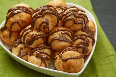 Bir plaka üzerinde çikolata soslu lezzetli ekmek