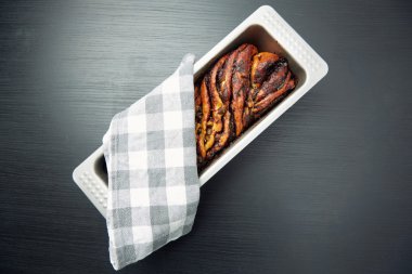 Ekmek pasta teneke bir tepsi üstünde tepe bezle