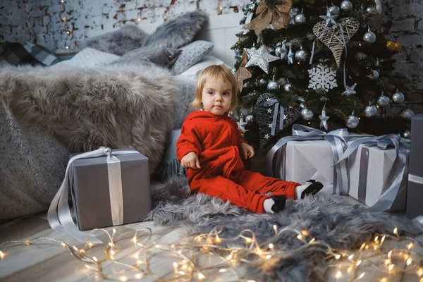 Une Petite Fille Dans Pull Chaud Rouge Trouve Sous Arbre — Photo