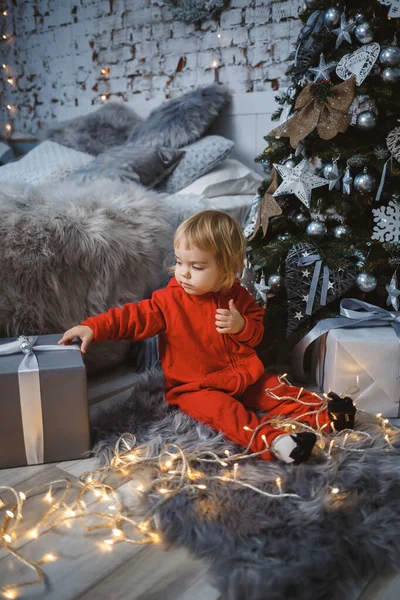 Une Petite Fille Dans Pull Chaud Rouge Trouve Sous Arbre — Photo