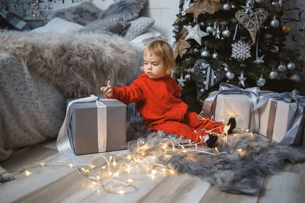 Une Petite Fille Dans Pull Chaud Rouge Trouve Sous Arbre — Photo