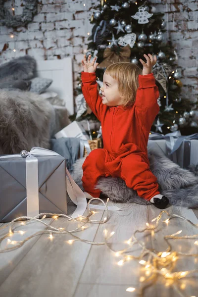 Une Petite Fille Dans Pull Chaud Rouge Trouve Sous Arbre — Photo