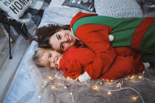 Mom Daughter Red Warm Sweaters Jumping Bed Happy Motherhood Warm — Stock Photo, Image