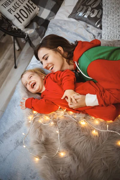 Mom Daughter Red Warm Sweaters Jumping Bed Happy Motherhood Warm — Stock Photo, Image