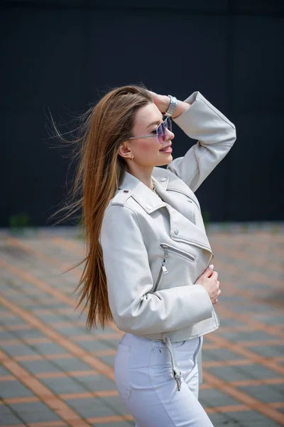 Porträt Eines Stilvollen Langhaarigen Mädchens Weißer Bluse Und Heller Jeans — Stockfoto