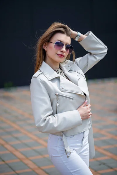 Portrait Une Élégante Jeune Fille Aux Cheveux Longs Chemisier Blanc — Photo